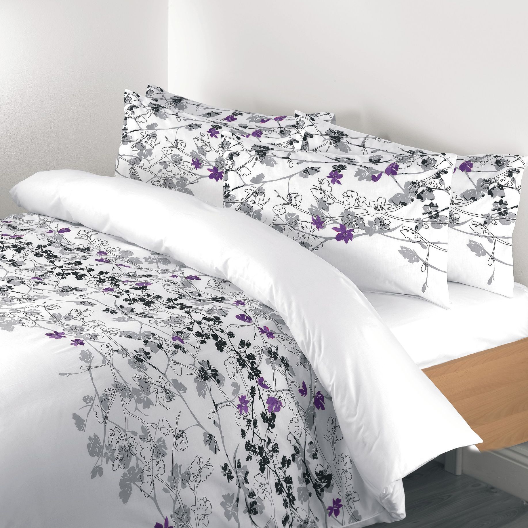 Mia Duvet Cover, White / Cassis,