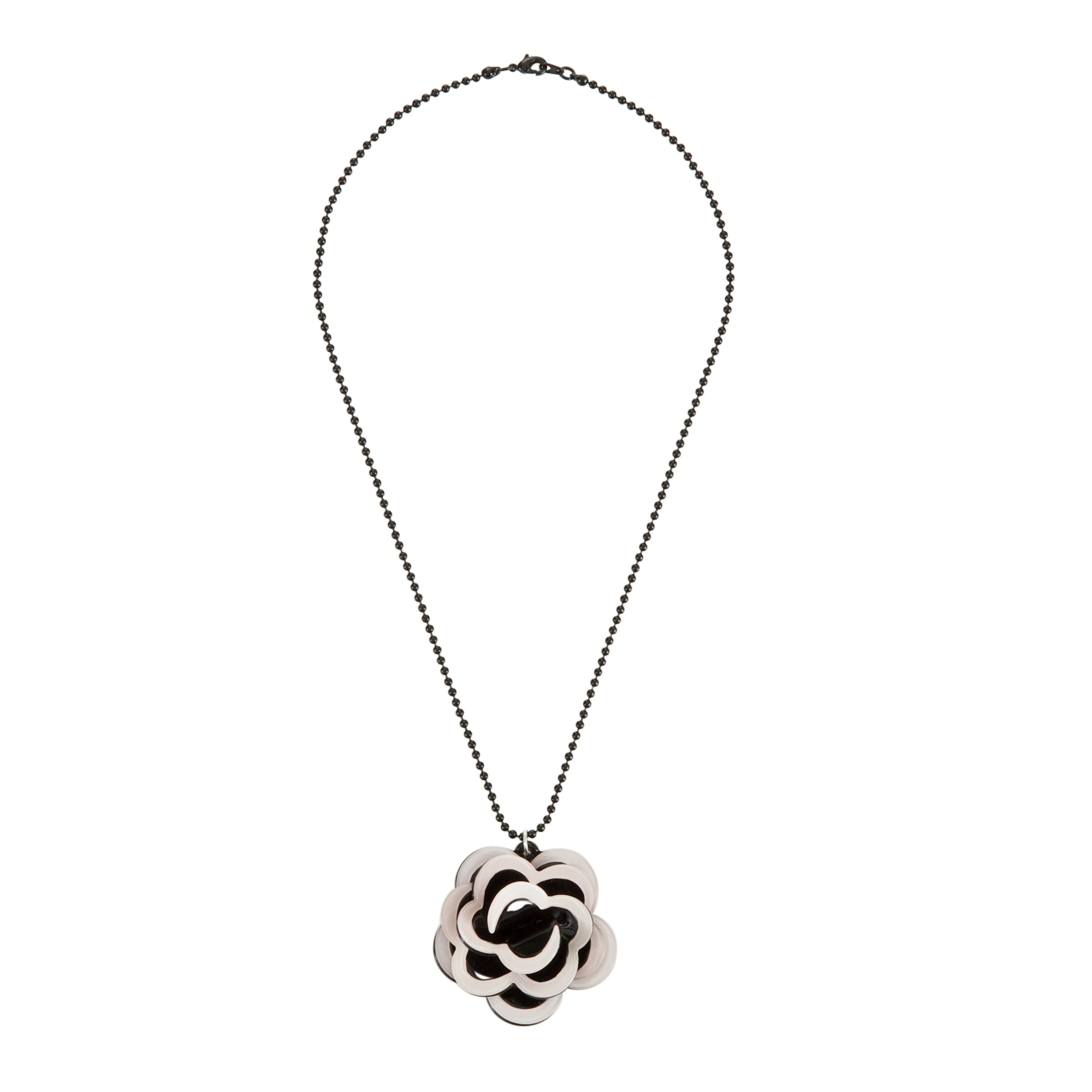 Big BabyTwo Tone Flower Necklace, Nude/Black