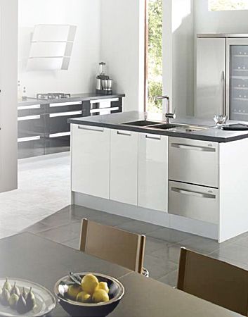 This week, temperatures rise in the kitchen, plus we’ve picked out some great summer seating and the hottest looks for the beach.